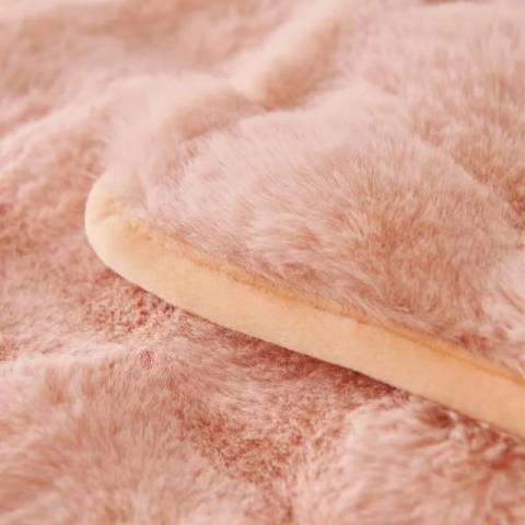 Housse pour Canapé Ultra Douce en Fausse Fourrure – coloris rose bonbon - élégance et raffinement