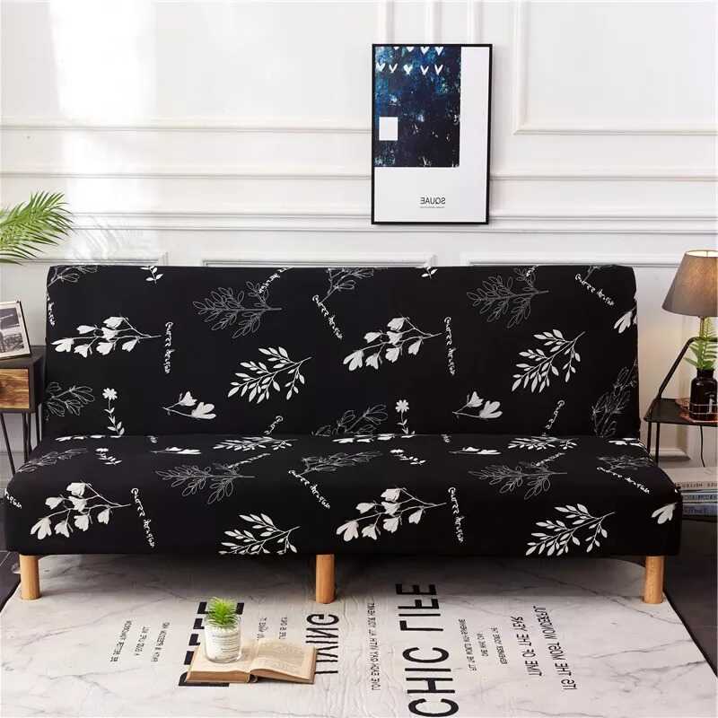Housse clic clac extensible beige avec motif abstrait noir dans un salon moderne
