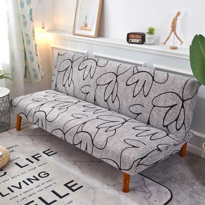 Housse de clic clac installée dans un intérieur cosy avec tapis et étagères décoratives