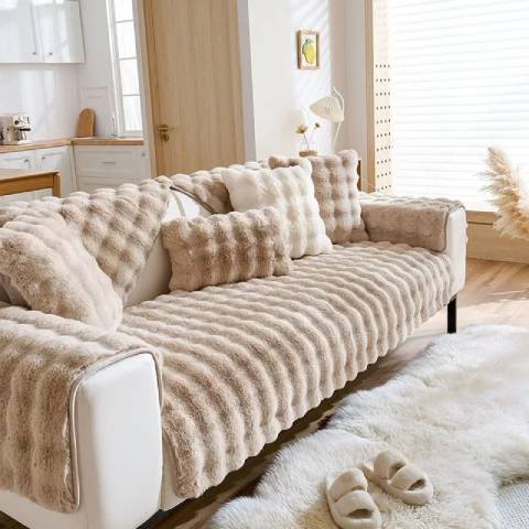 Housse pour Canapé universelle Ultra Douce en Fausse Fourrure – coloris beige – design élégant et protection optimale