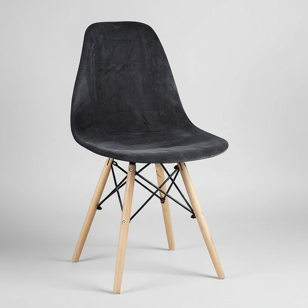 Housse noire pour chaise scandinave, design minimaliste, tissu extensible et ajustable.