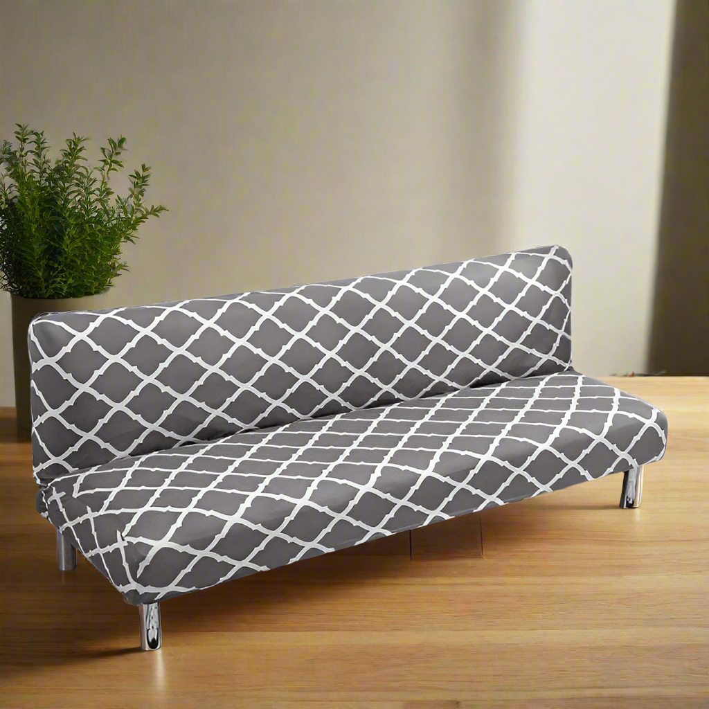 Canapé clic clac recouvert d’une housse extensible à motifs graphiques gris