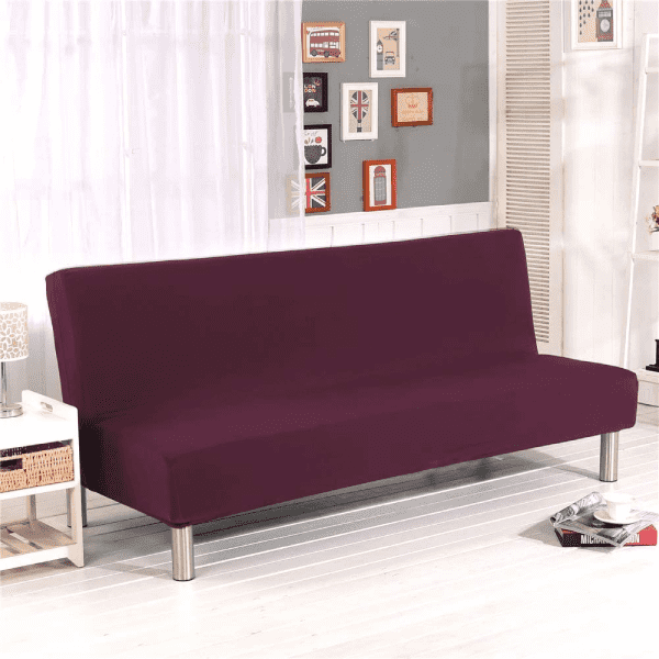Canapé clic clac recouvert d’une housse prune extensible